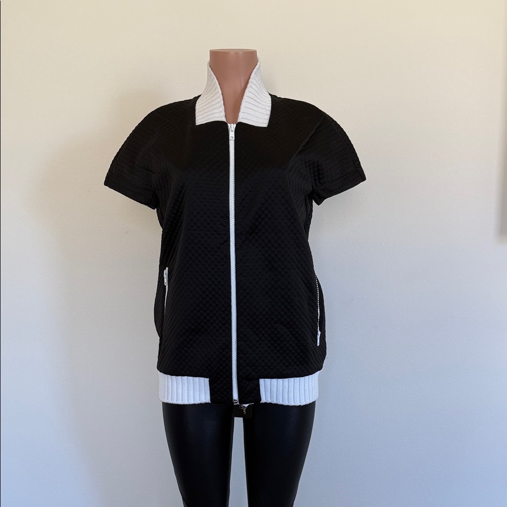 Women's Black and White Quilted Vest no ka oi size small excellent condition